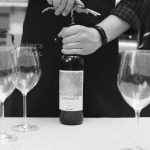Tire-bouchon sommelier : les secrets de cet outil emblématique des professionnels du vin